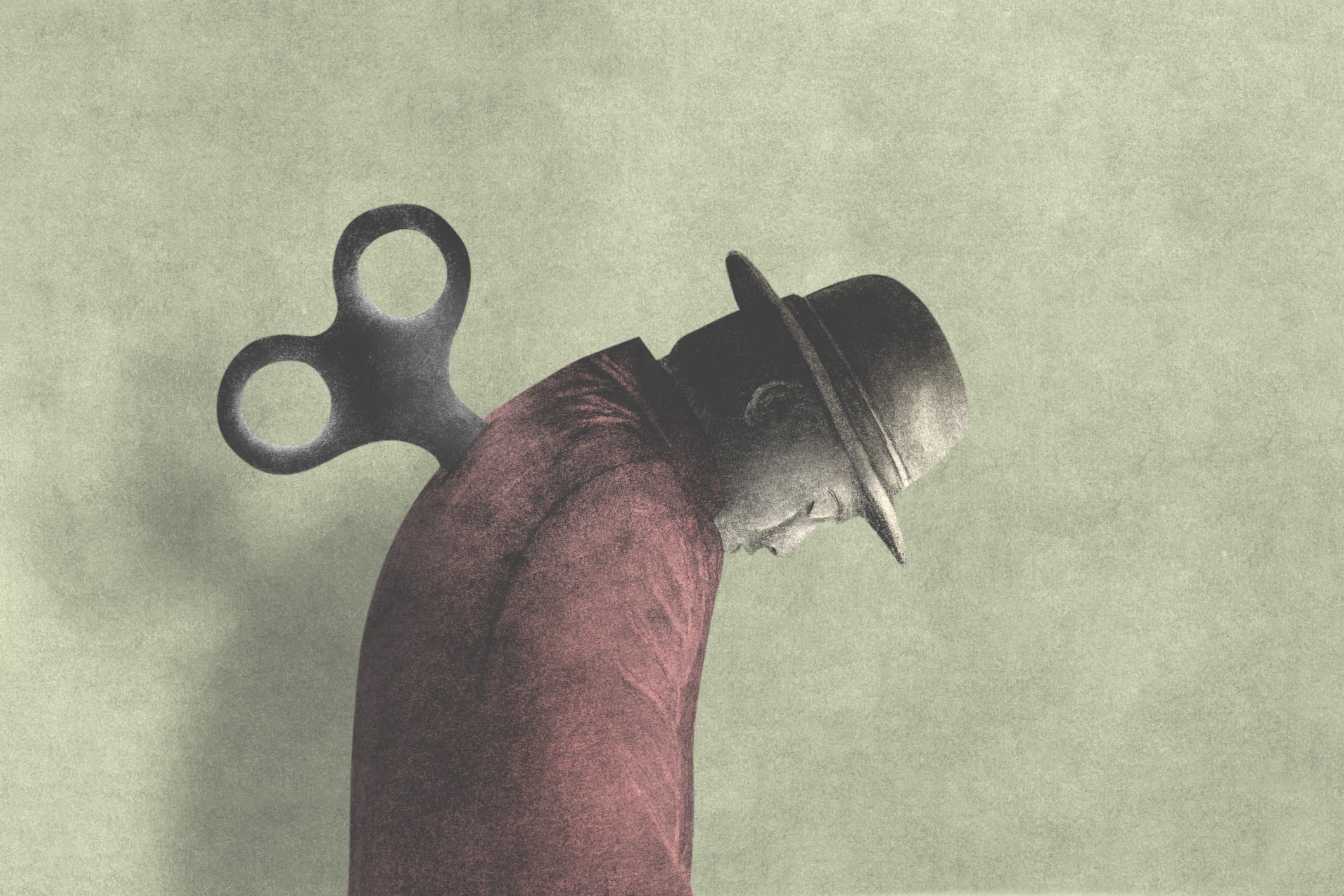 Uomo con il cappello e ingranaggio di ricarica sulla schiena
